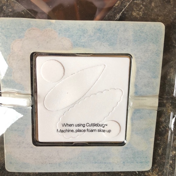 New Cuttlebug build a flower embossing set - Picture 3 of 3